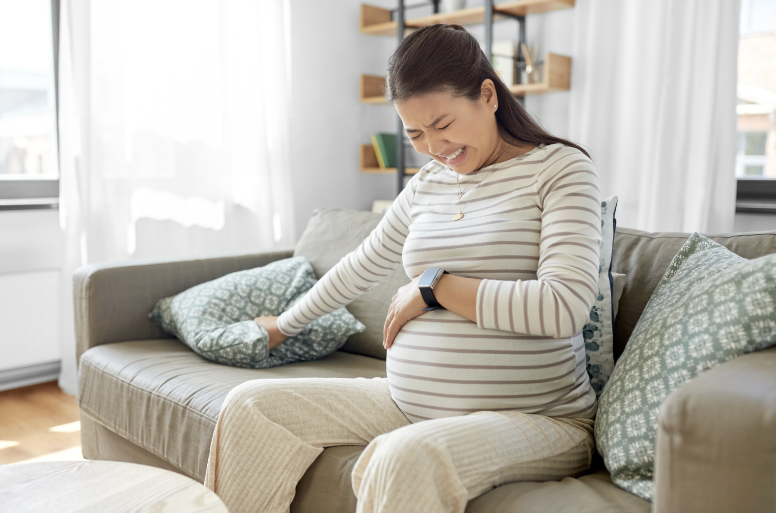 pregnant woman experiencing Braxton hicks