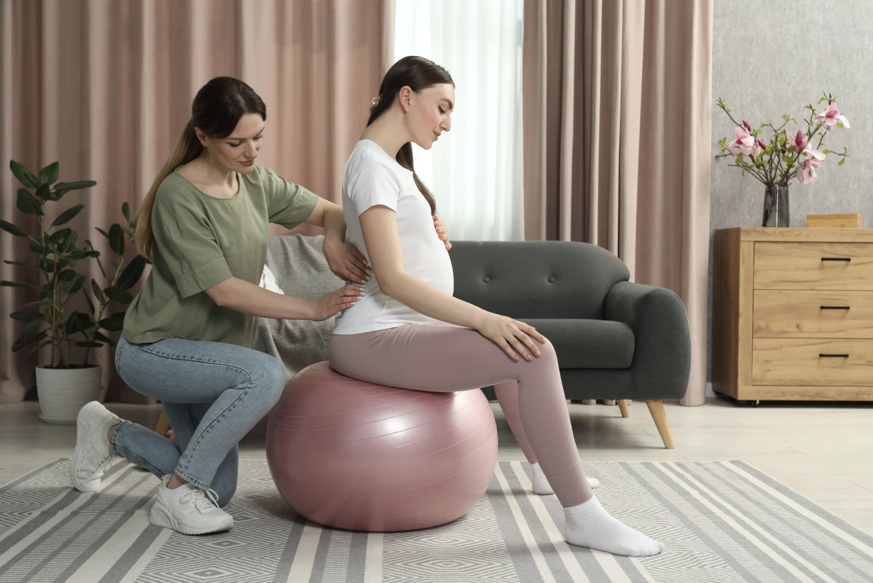 Woman supporting a pregnant woman using complimentary therapy